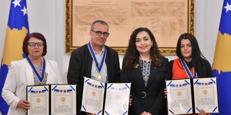 Osmani u ndan medalje nderi tre të mbijetuarve të dhunës seksuale gjatë luftës në Kosovë