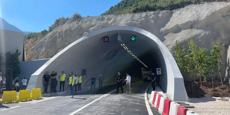 Rihapet tuneli i Llogorasë, pa pagesë deri në 15 shtator – shkurton rrugën drejt jugut