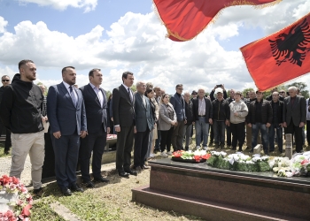 Kurti nderon Xhevdet Lecin në 26-vjetorin e rënies: Punoi ditë-natë për të drejtat e shqiptarëve