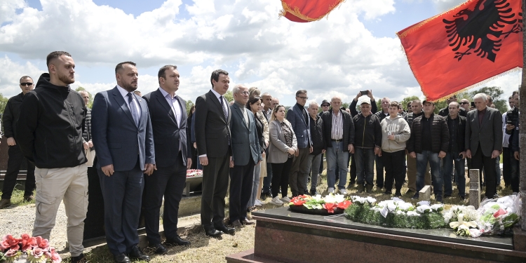 Kurti nderon Xhevdet Lecin në 26-vjetorin e rënies: Punoi ditë-natë për të drejtat e shqiptarëve