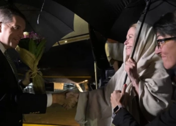 Kaja Kallas ka ateruar në Beograd, Marko Gjuriq në mot me shi i del përpara me lule në dorë