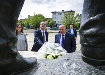 Kurti bëri homazhe në 36-vjetorin e rënies së heroit Ali Ajeti