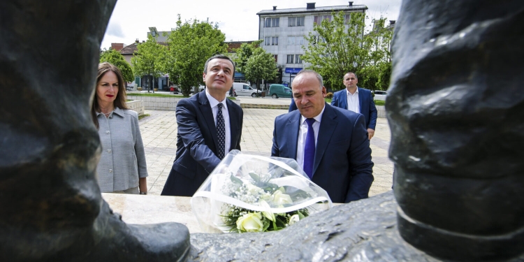 Kurti bëri homazhe në 36-vjetorin e rënies së heroit Ali Ajeti