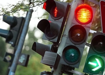 Për vetëm 40 minuta 7 shoferë hynë në të kuqen në semafor në një rrugë në Prizren