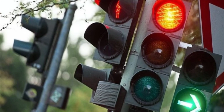 Për vetëm 40 minuta 7 shoferë hynë në të kuqen në semafor në një rrugë në Prizren