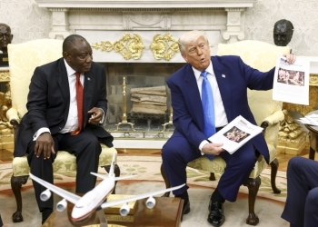 Trump shokon presidentin e Afrikës së Jugut. I tregon videot në takim: “Gjenocid, vdekje, vdekje”