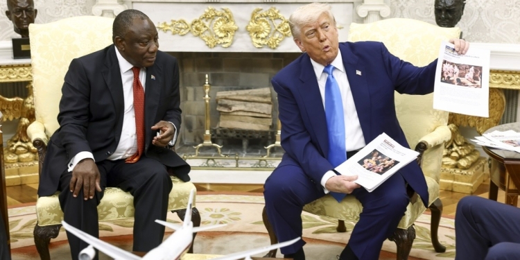 Trump shokon presidentin e Afrikës së Jugut. I tregon videot në takim: “Gjenocid, vdekje, vdekje”
