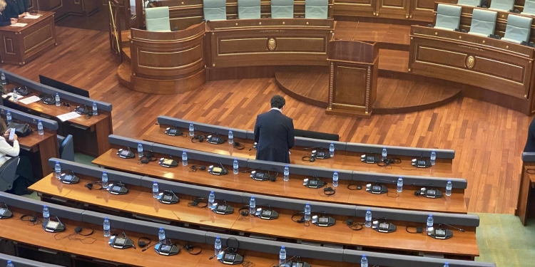 Kurti mbërrin i vetëm në seancën e sotme të Kuvendit