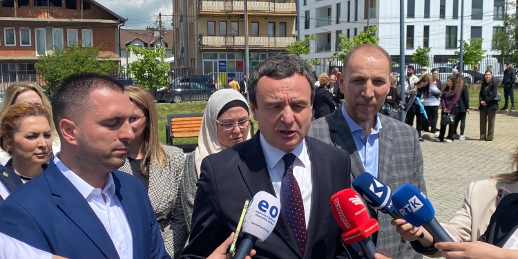 Kurti lavi dëshmorëve, por asnjë fjalë për politikë