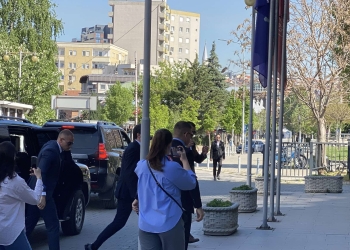 Kurti mbërrin në Kuvend pa asnjë fjalë, pritet nisja e seancës konstituive në ora 10:00