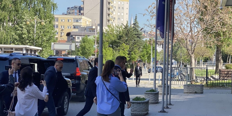 Kurti mbërrin në Kuvend pa asnjë fjalë, pritet nisja e seancës konstituive në ora 10:00
