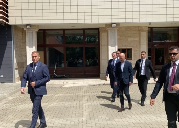 Kurti nuk flet që nuk flet me gazetarë, asnjë fjalë për ftesën dërguar Abdixhikut