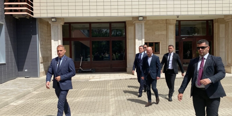 Kurti nuk flet që nuk flet me gazetarë, asnjë fjalë për ftesën dërguar Abdixhikut