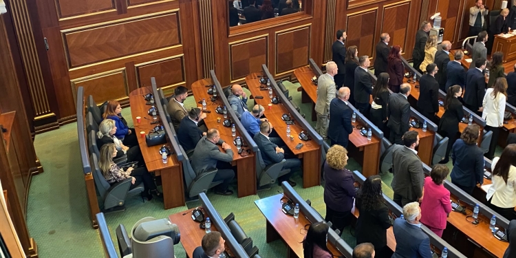 Kuvendi mban një minutë heshtje për Ukshin Hotin, Lista Serbe nuk e respekton