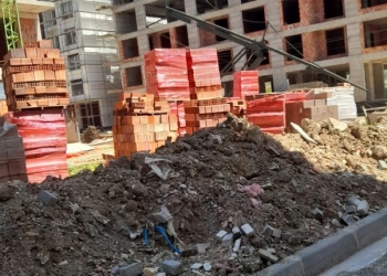 Ndalohen punimet në disa lokacione në Fushë-Kosovë për shkak të mungesës së pajisjeve të sigurisë në vendin e punës