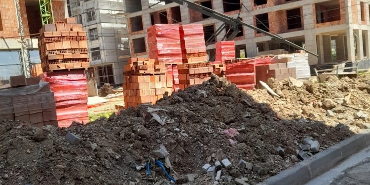 Ndalohen punimet në disa lokacione në Fushë-Kosovë për shkak të mungesës së pajisjeve të sigurisë në vendin e punës