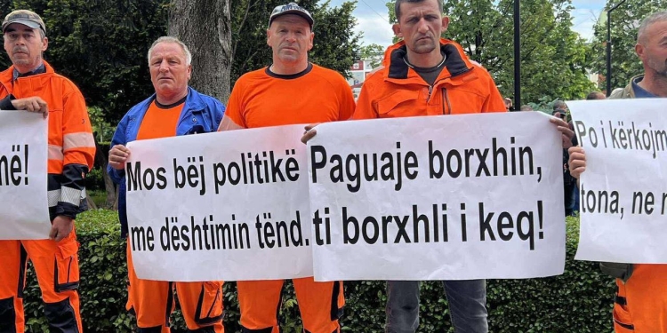 Vetëvendosje Qendra Prishtinë reagon ndaj protestës së punëtorëve të “Pastrimi”: Pasojë e politikave të dobëta