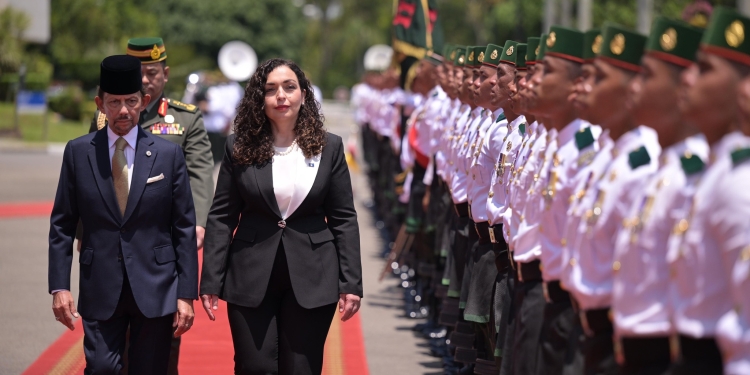Osmani pritet me nderime në Brunei, presidentja ndan pamje nga pritja