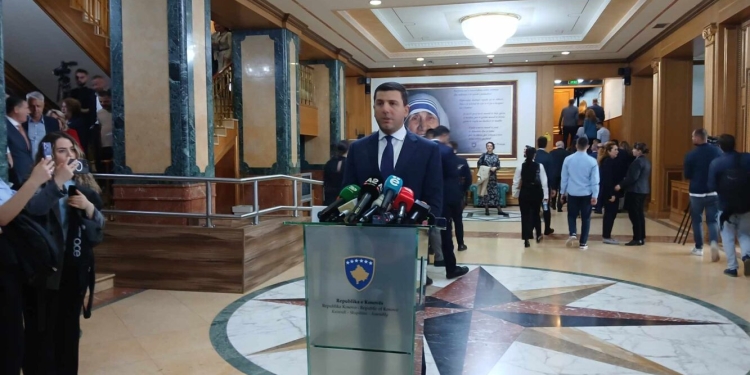 Krasniqi: Frika nga humbja e pushtetit e ka sjellë këtë situatë, PDK e bën qeverinë nëse VV s’mundet