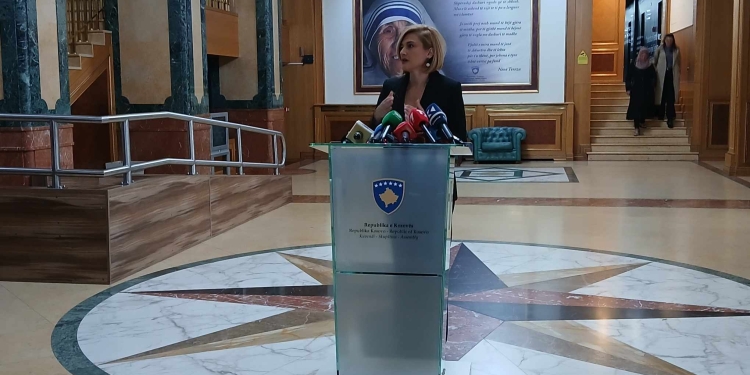 Kusari-Lila: Nuk ka shkelje të rregullores me propozimin për seanca një herë në javë