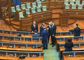 Konjufca përshëndetet me deputetët e PDK-së