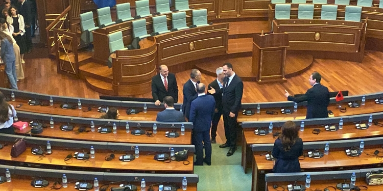Konjufca përshëndetet me deputetët e PDK-së