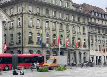 Sheshi Federal i Bernës zbukurohet me flamujt e Kosovës për vizitën e Presidentes Osmani
