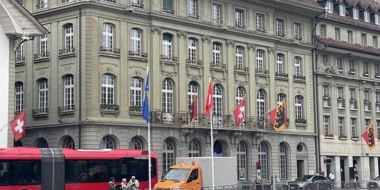 Sheshi Federal i Bernës zbukurohet me flamujt e Kosovës për vizitën e Presidentes Osmani