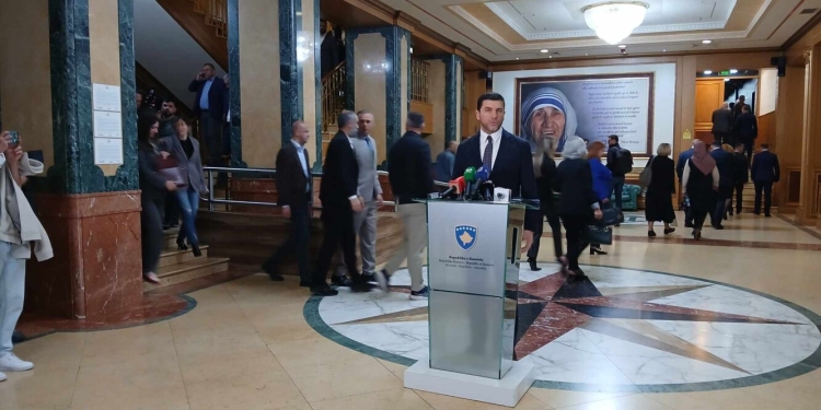 Krasniqi: Për 24 orë mund të konstituohet Kuvendi dhe Qeveria nëse Kurti ndërron kandidatin