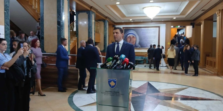 Krasniqi: Kurti s’dëshiron të dalë nga zyra e kryeministrit, ju siguroj që do ta bëjmë qeverinë