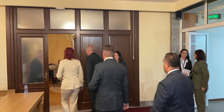 Osmani mban takim me liderët e partive politike minoritare