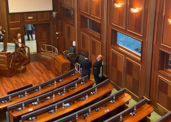 Abdixhiku dhe Haradinaj bisedojnë para fillimit të seancës konstituive