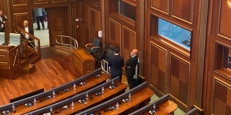 Abdixhiku dhe Haradinaj bisedojnë para fillimit të seancës konstituive