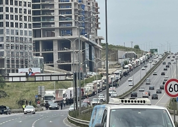 Protesta e bizneseve, Reuters shkruan: Kurti s’ka dhënë asnjë shenjë të tërheqjes