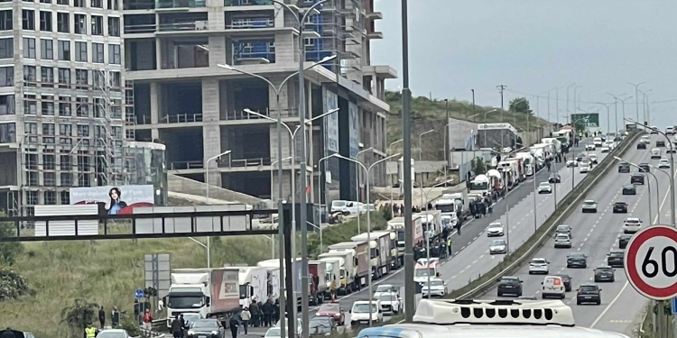 Protesta e bizneseve, Reuters shkruan: Kurti s’ka dhënë asnjë shenjë të tërheqjes