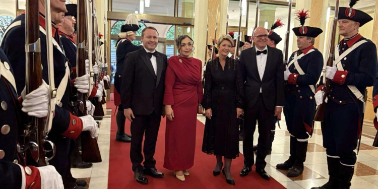 Presidentja e Zvicrës organizon banket shtetëror në nder të Presidentes Osmani – pjesëmarrës figura të suksesshme nga diaspora kosovare