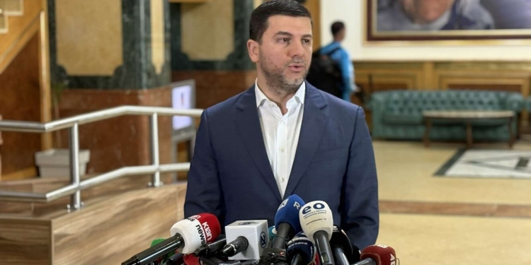 Krasniqi: Kurti s’i ka votat, prandaj po e mban peng Kuvendin