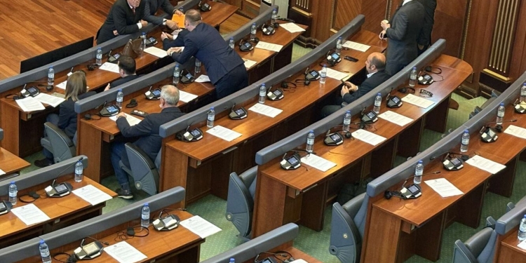 Pas pak nis seanca, deputetëve u dorëzohet një dokument përpara