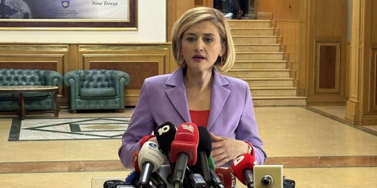 Kusari-Lila: Kurti pranon ftesën e presidentes Osmani, besoj që përgjigja është pozitive