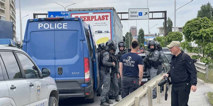 Njësia Speciale ndërhyn në Veternik pas bllokimit të rrugës nga protestuesit