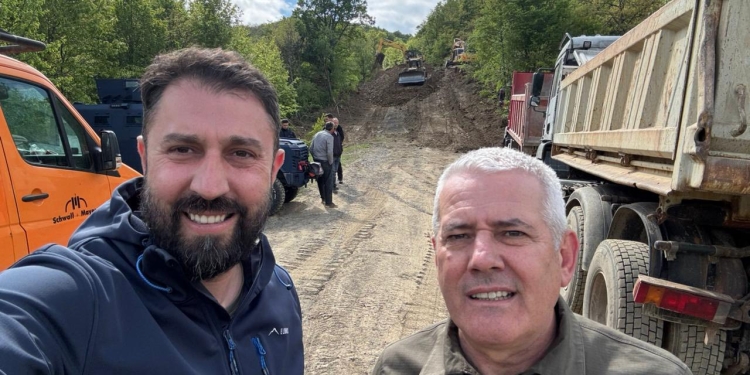 Bagerë e kamionë duke punuar në Veri, Sveçla dhe Krasniqi shkojnë atje: Policia e jonë e ka mbështetjen e plotë