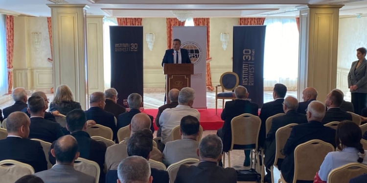 Instituti Riinvest shënon 30-vjetorin me ndarje mirënjohjesh për themeluesit, bashkëpunëtorët dhe stafin