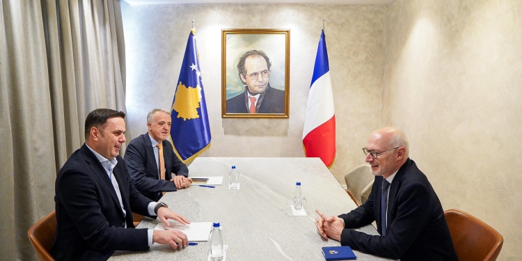 Në takim me ambasadorin francez, Abdixhiku propozon “Qeveri të Unitetit” si zgjidhje për krizën politike