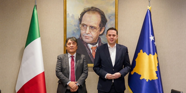 Abdixhiku pret Ambasadorin e ri të Italisë, thekson nevojën për zgjidhje të ngërçit politik me qeveri tanzicionale