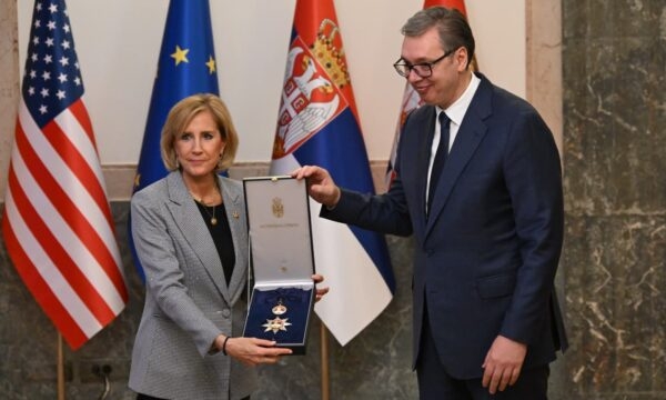 Vuçiq ia jep “Urdhrin e Flamurit Serb”, kongresistes amerikane Claudia Tenney, përmend edhe dialogun e Kosovën