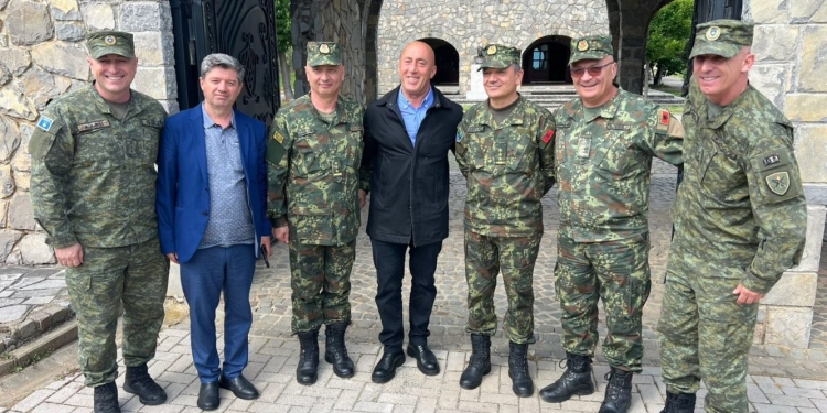 Haradinaj pret në Gllogjan delegacionin e Ushtrisë Shqiptare: Kosova në NATO, krah vëllezërve shqiptarë