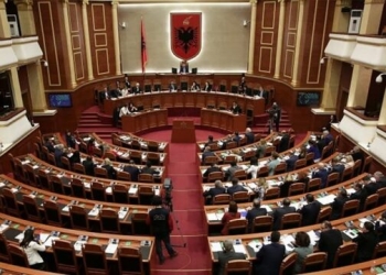 Rikthehet parlamenti në Shqipëri, pritet të dominohet nga debati për zgjedhjet