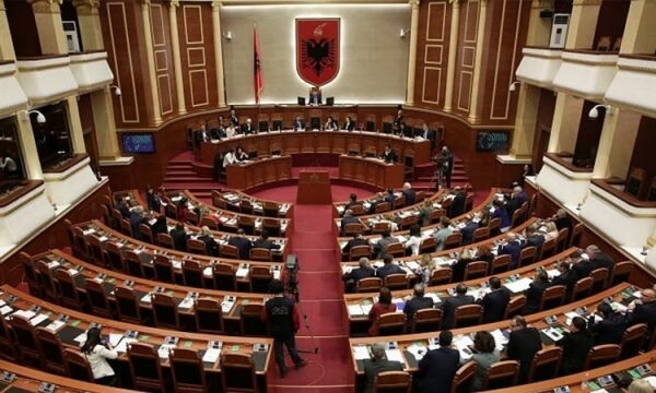 Rikthehet parlamenti në Shqipëri, pritet të dominohet nga debati për zgjedhjet