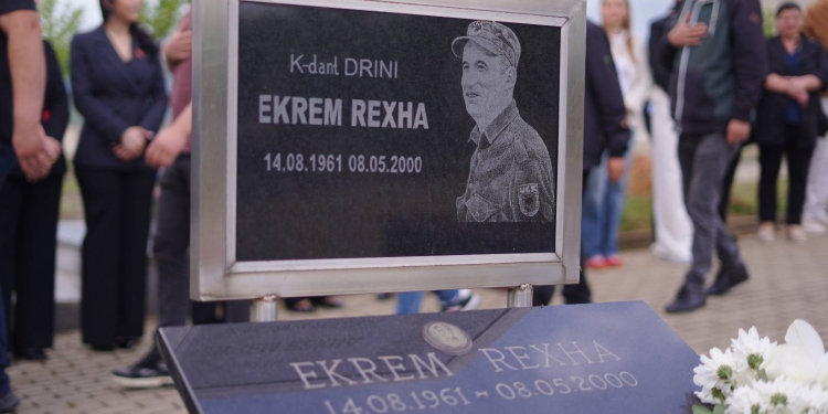Bëhen homazhe në 25-vjetorin e rënies së komandant Drinit