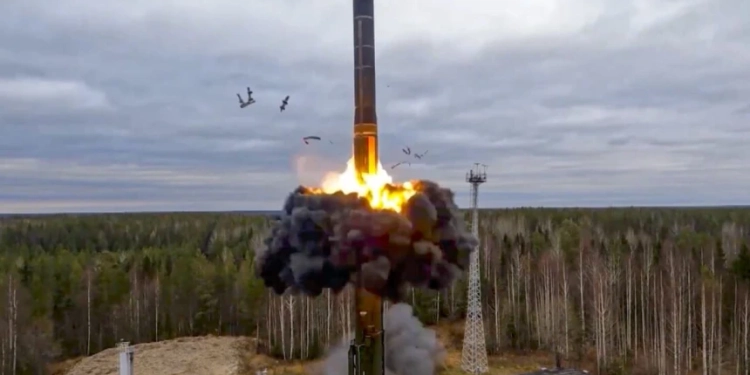 Inteligjenca ukrainase: Rusia po bëhet gati të lëshojë raketë ndërkontinentale